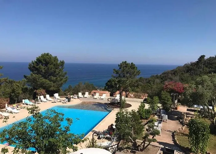 Le Thyreneen Villa *